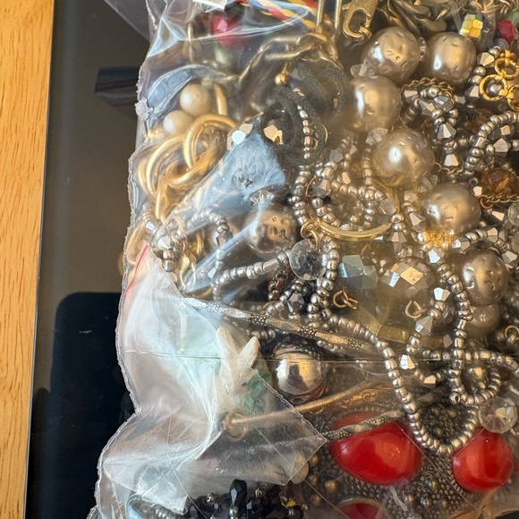 1KG Mixed Untested Jewelry Bag with Red and Silver Accents. LOT 15 - Picture 7 of 8